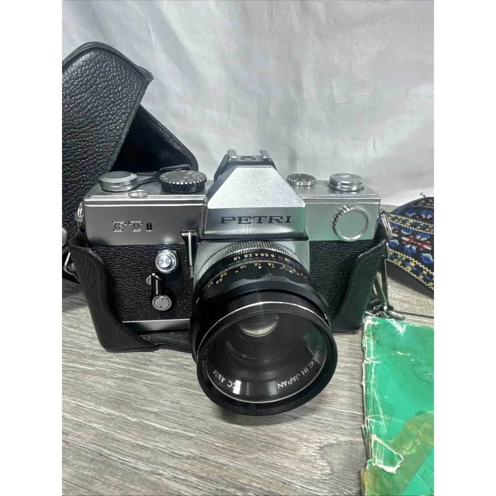 Petri FT-II 35mm film camera 1:18 Lens 55mm - made in Japan with Strap Vintage